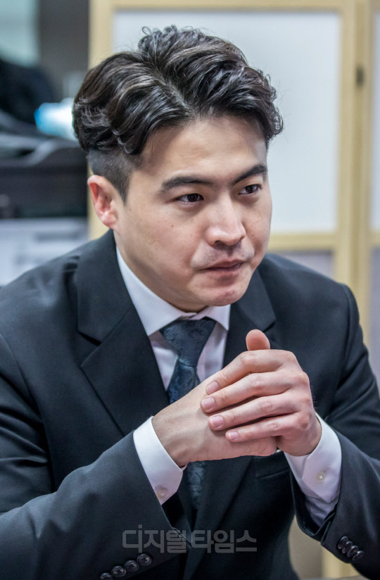 오영환 더불어민주당 의원이 14일 국회의원 회관에서 인터뷰를 진행하는 모습. 이슬기기자 9904sul@